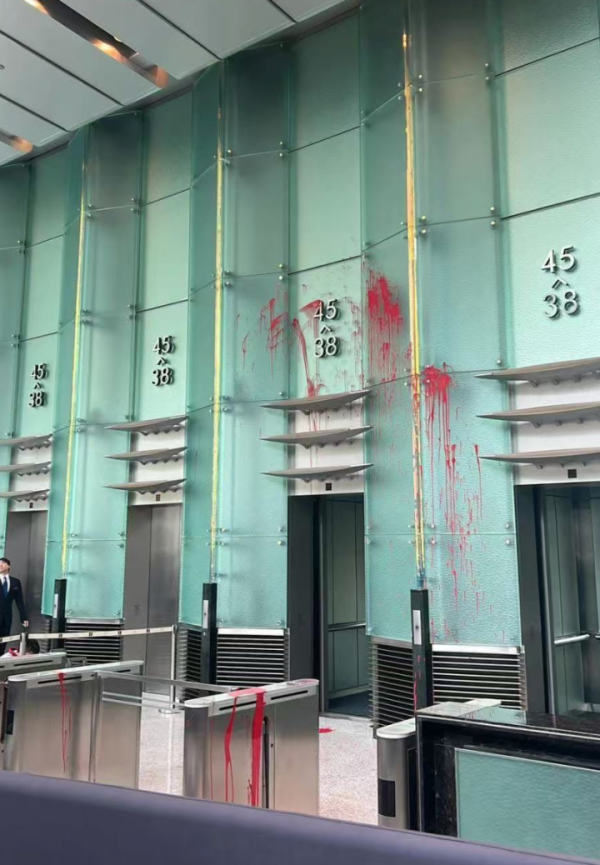 海龟网 男子求见李嘉诚被拒, 大闹长江集团中心: 泼红漆、打伤保安被捕