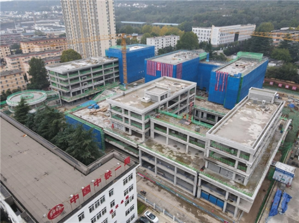 宝利配资 陕西宝鸡龙泉中学迁建项目主体结构全面封顶